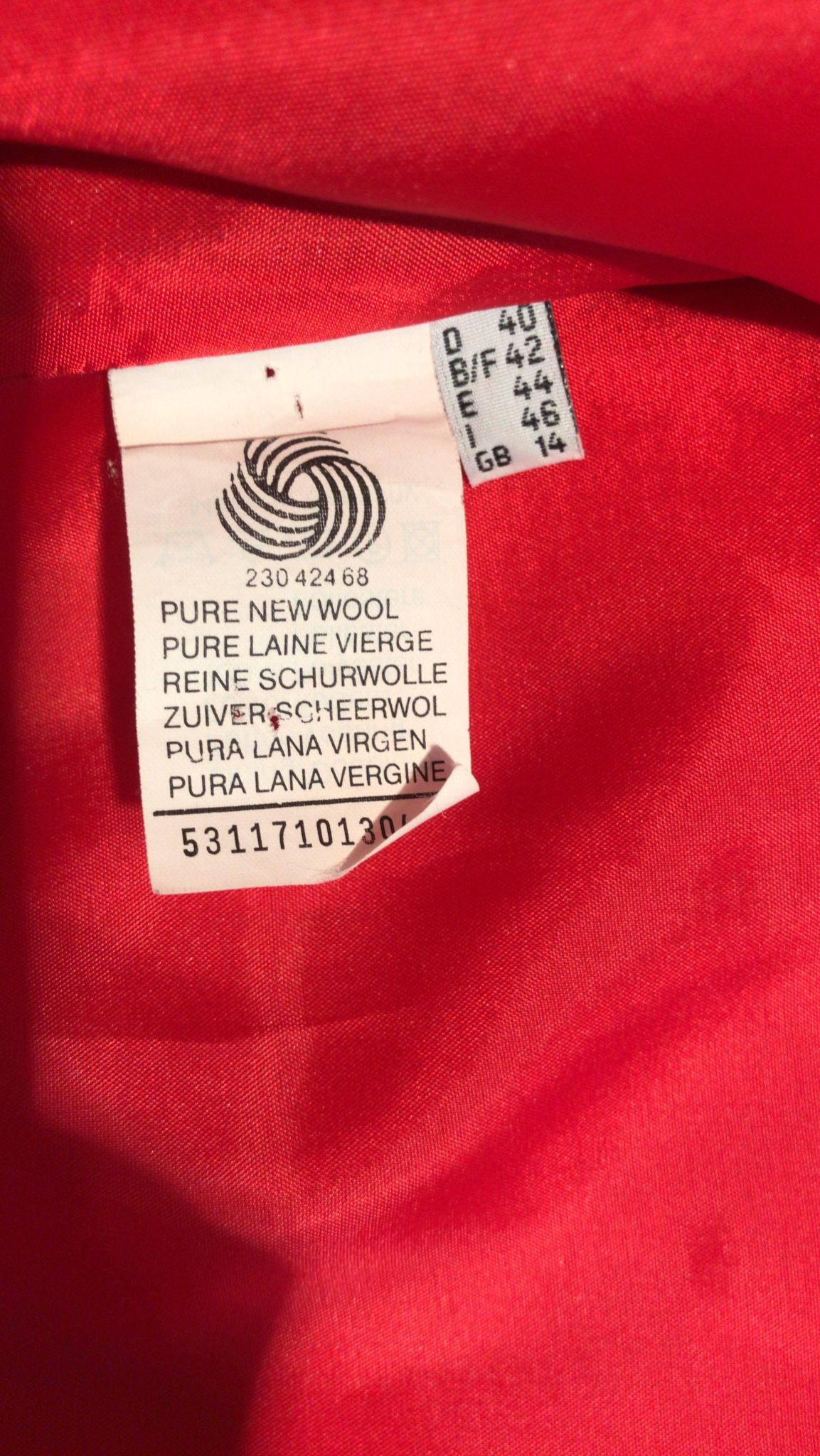 Vintage rood pak met Chanel knopen